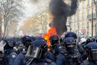 Massenproteste in Frankreich: Gegen die Rentenpläne der Regierung gingen viele Menschen auf die Straße.
