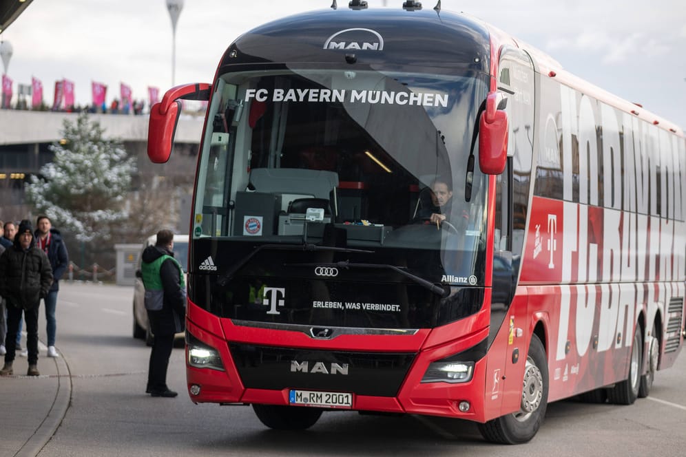 Der Mannschaftsbus des FC Bayern (Archivbild): Bekamen die Fußballstars eine Sonderbehandlung durch die Polizei in Mönchengladbach?