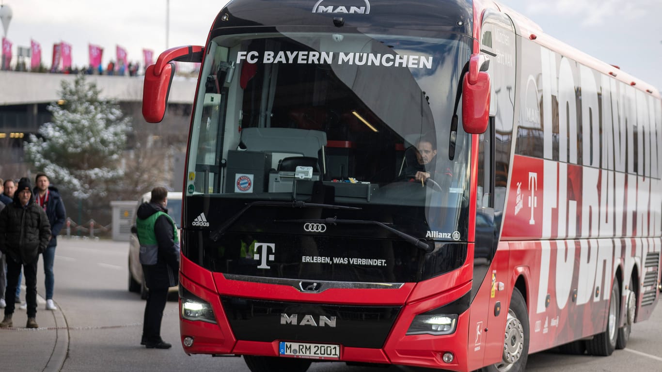 Der Mannschaftsbus des FC Bayern (Archivbild): Bekamen die Fußballstars eine Sonderbehandlung durch die Polizei in Mönchengladbach?