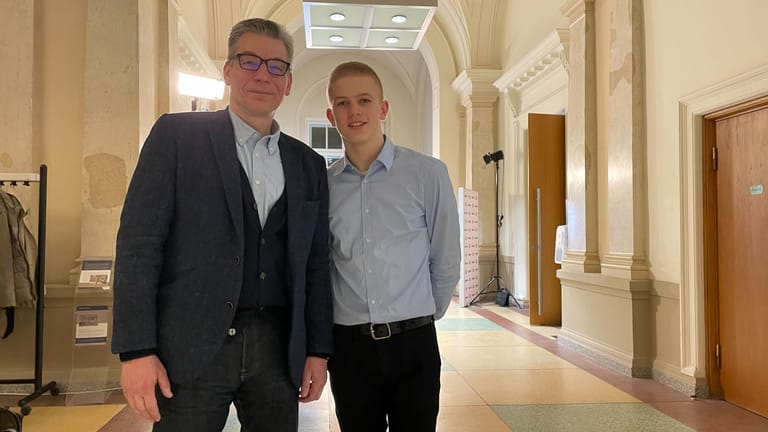 Bernhard Schodrowski und sein Sohn Kiliian: Für den 14-Jährigen war die Wahlparty die erste politische Veranstaltung.