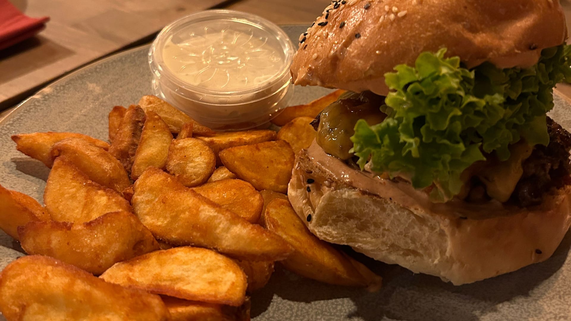 Ein Cheeseburger mit Kartoffelspalten im Jo's Food & Craft in Hannover.