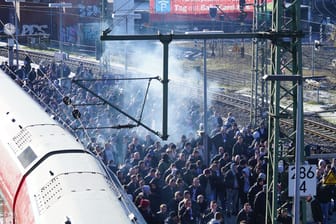 Fans von Hansa Rostock warfen bei der Anreise zum Spiel gegen St. Pauli am Hauptbahnhof Böller.