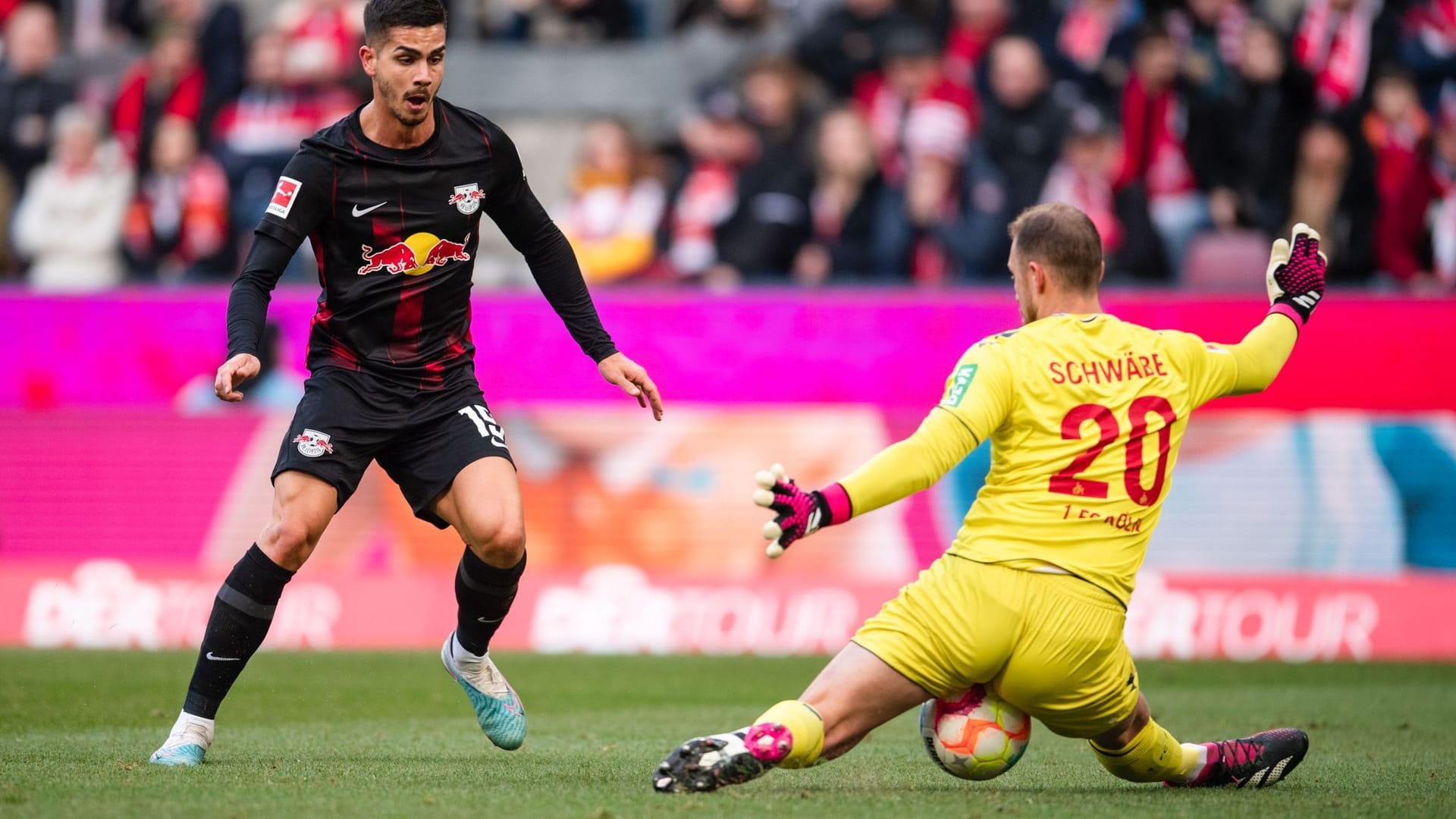 Voller Körpereinsatz von Marvin Schwäbe, Torwart des 1. FC Köln: In dieser Situation pariert er gegen Leipzigs Andre Silva. Voller Körpereinsatz von Marvin Schwäbe, Torwart des 1. FC Köln: In dieser Situation pariert er gegen Leipzigs Andre Silva.