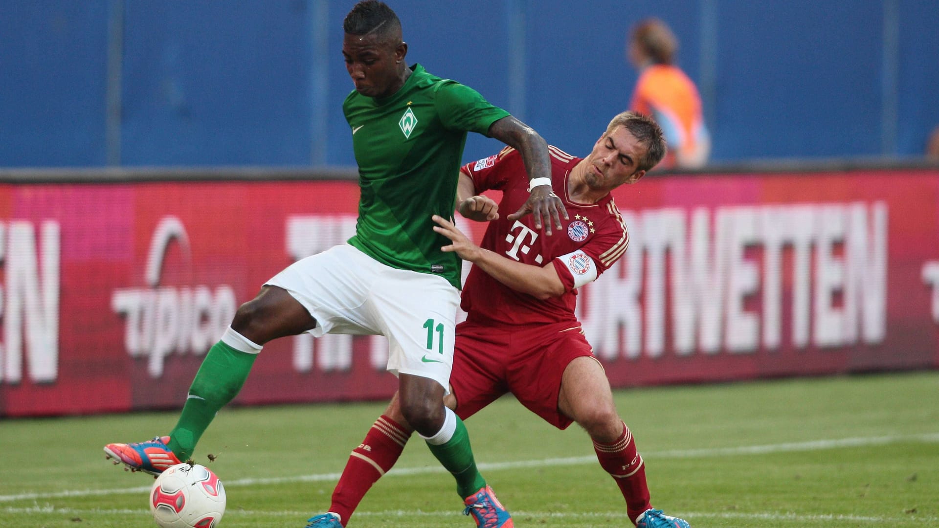 Eljero Elia (links) im Duell mit Philipp Lahm von Bayern München: Für Werder Bremen und den HSV spielte Elia fast 120 Mal in der Bundesliga. Eljero Elia (links) im Duell mit Philipp Lahm von Bayern München: Für Werder Bremen und den HSV spielte Elia fast 120 Mal in der Bundesliga.