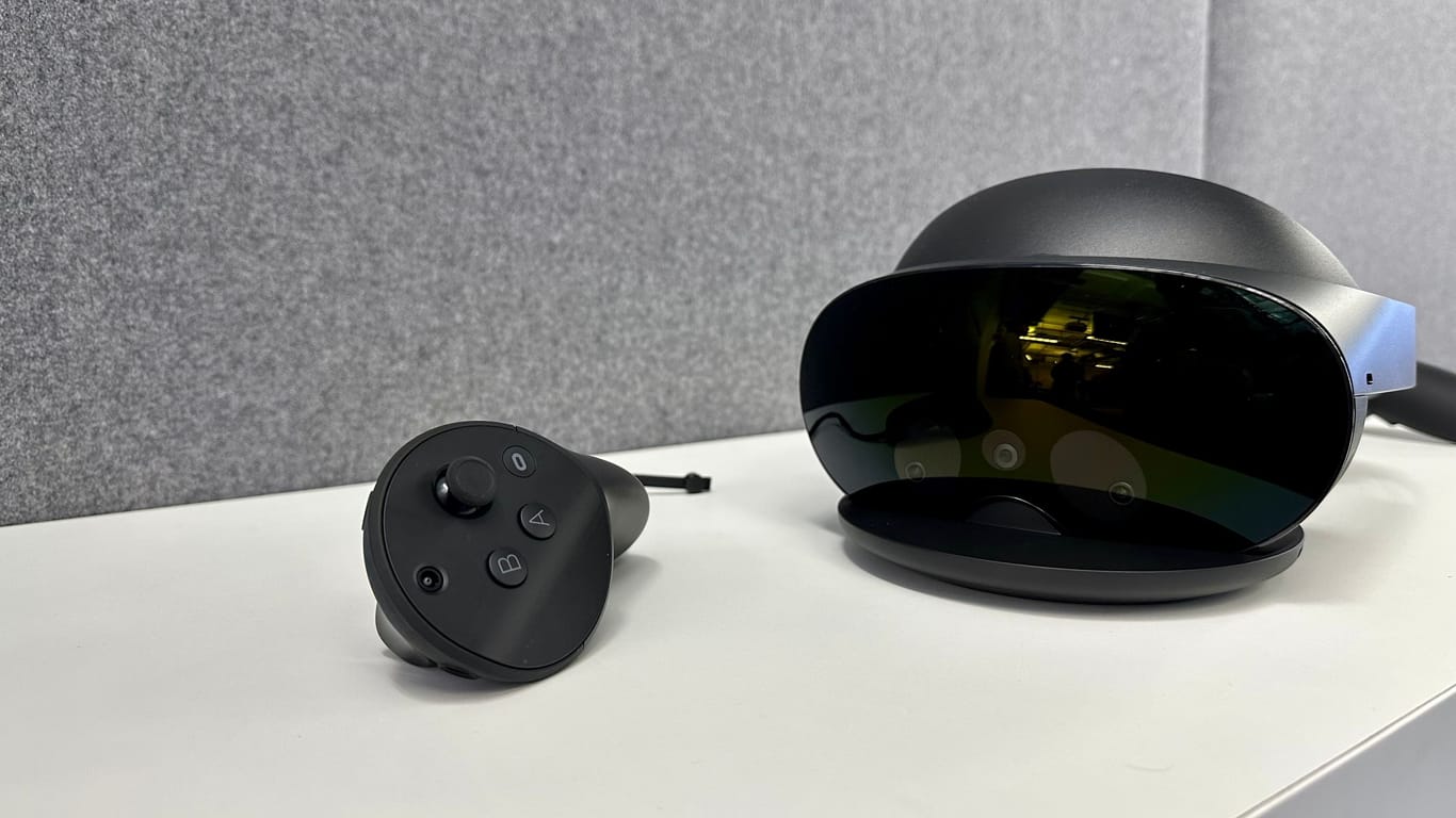 Die Meta Quest Pro mit Controller: Das VR-Headset trackt die Augen des Trägers und kann so auch Mimik darstellen.