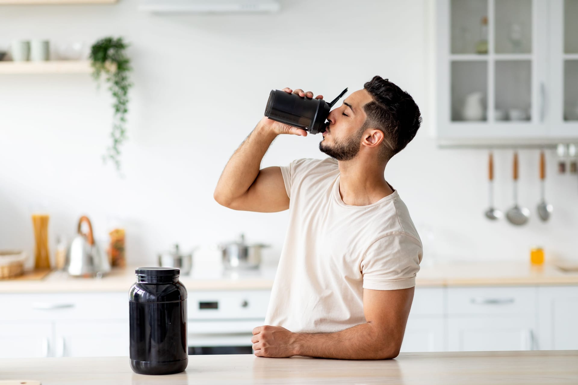 Ein Mann trinkt einen Proteinshake.