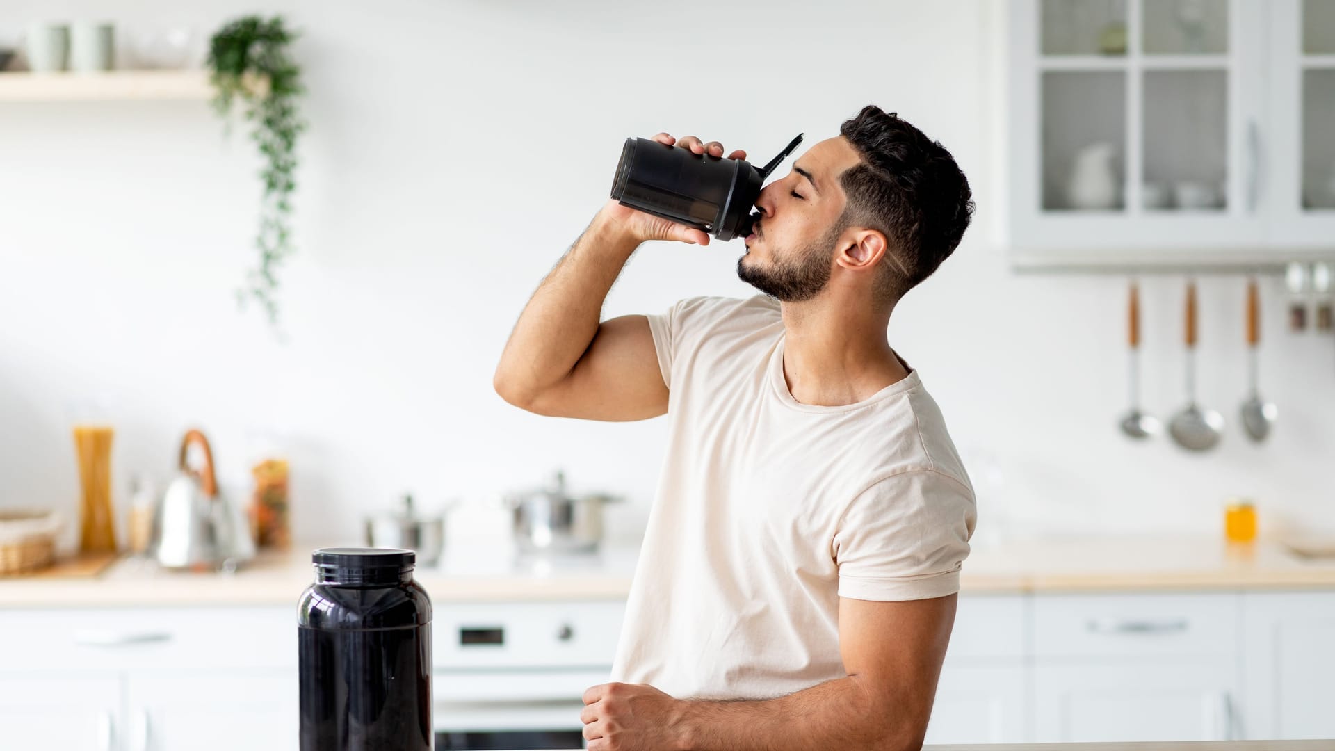 Ein Mann trinkt einen Proteinshake.