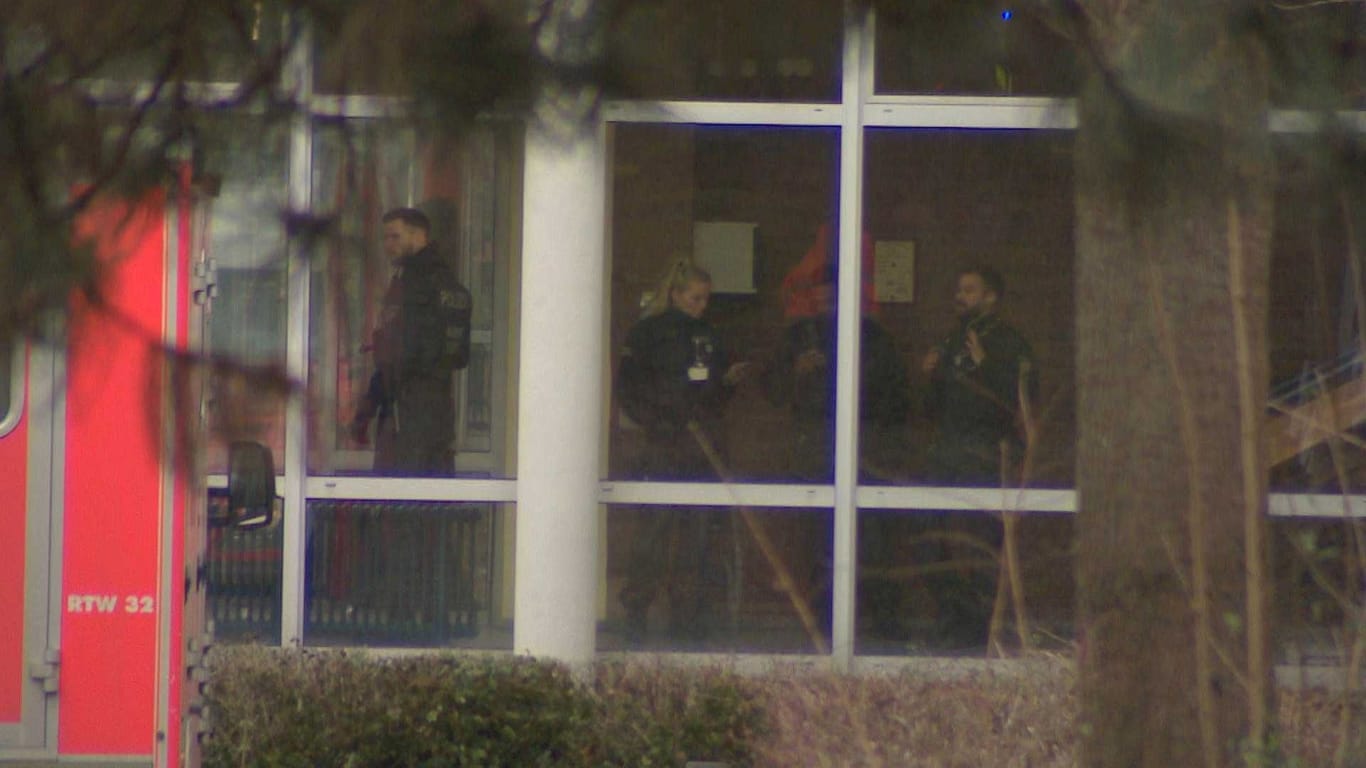 Einsatzkräfte im Gebäude des Berufskollegs: Einen mutmaßlichen Täter hat die Polizei in der Schule festgenommen.