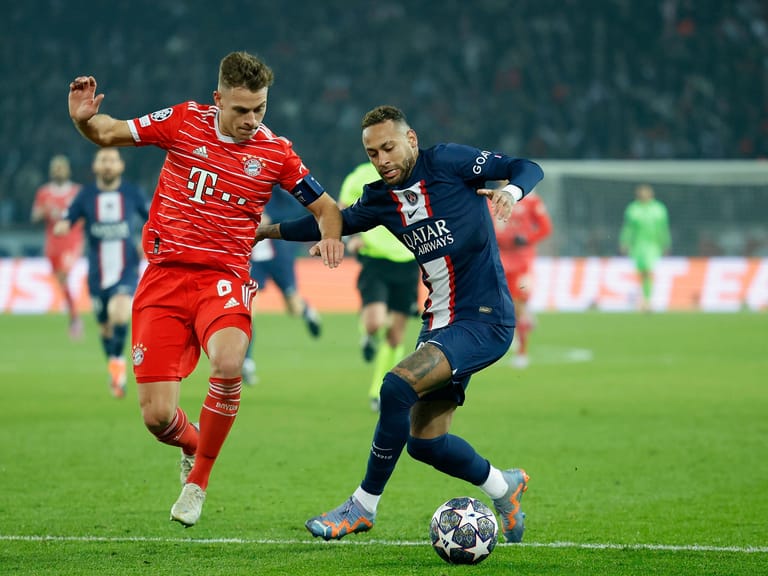 Joshua Kimmich und Neymar: Der Bayern-Anführer lieferte dem Superstar von PSG am Dienstag in Paris einen harten Kampf.