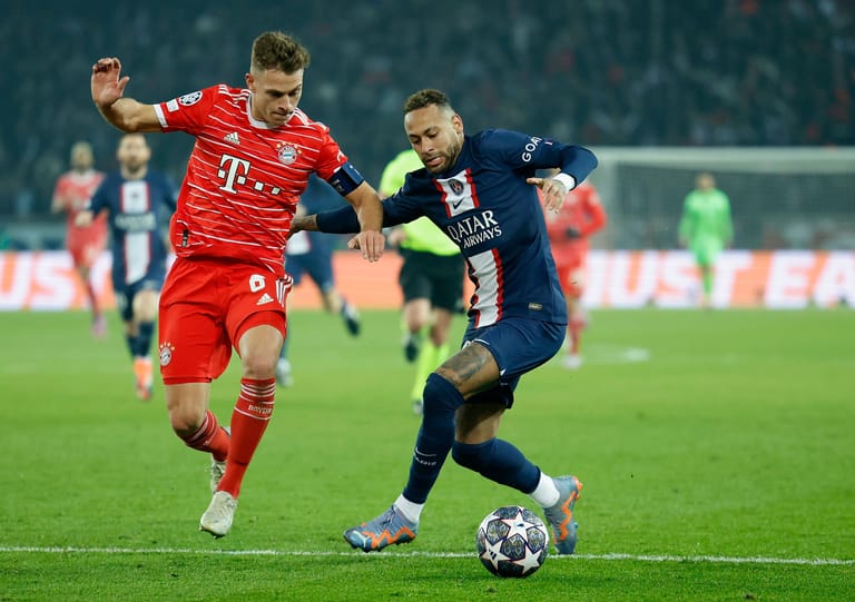Joshua Kimmich und Neymar: Der Bayern-Anführer lieferte dem Superstar von PSG am Dienstag in Paris einen harten Kampf.