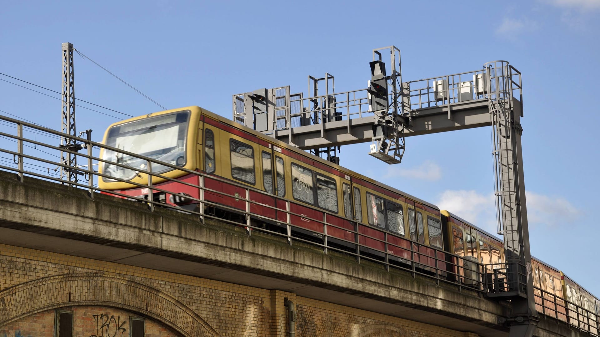 S-Bahn (Symbolbild): In Berlin kommt es zu Behinderungen. S-Bahn (Symbolbild): In Berlin kommt es zu Behinderungen.