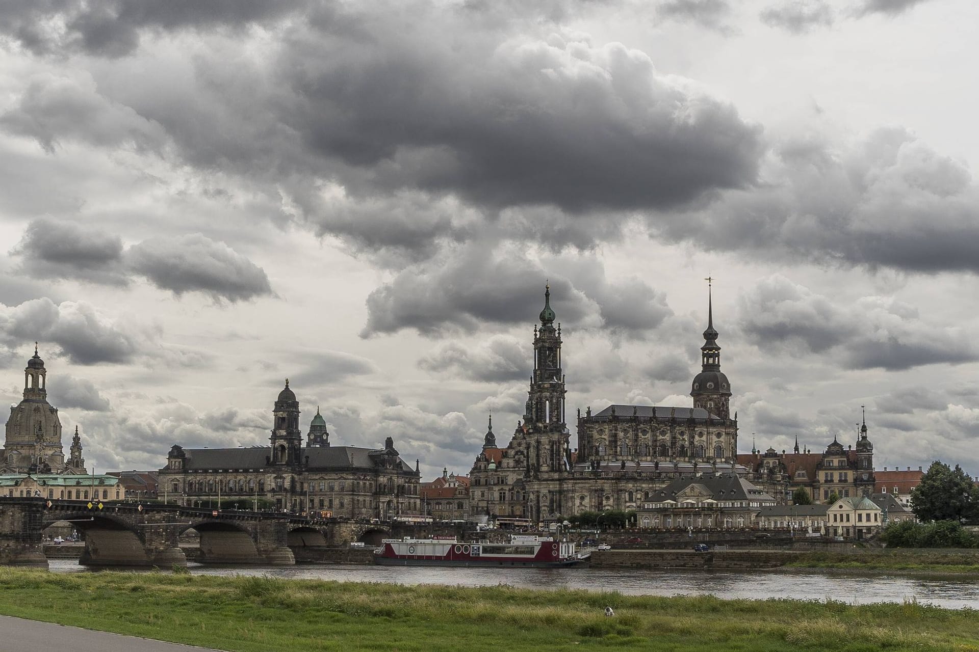 Wolken über Dresden (Archivbild): So wird es in Sachsen wohl auch in den kommenden Tagen aussehen.