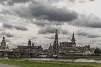 Wolken über Dresden (Archivbild): So wird es in Sachsen wohl auch in den kommenden Tagen aussehen.