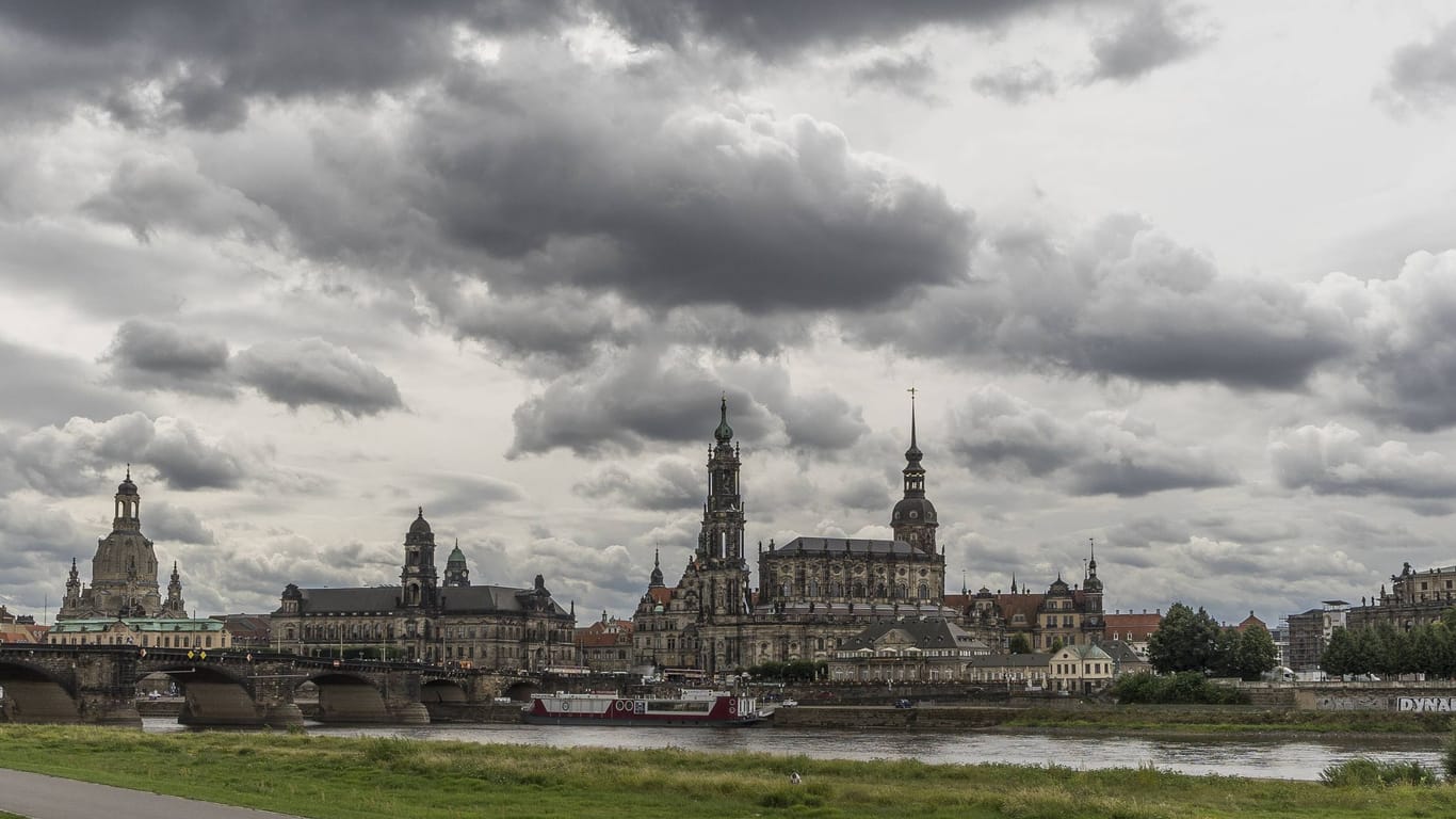 Wolken über Dresden (Archivbild): So wird es in Sachsen wohl auch in den kommenden Tagen aussehen.