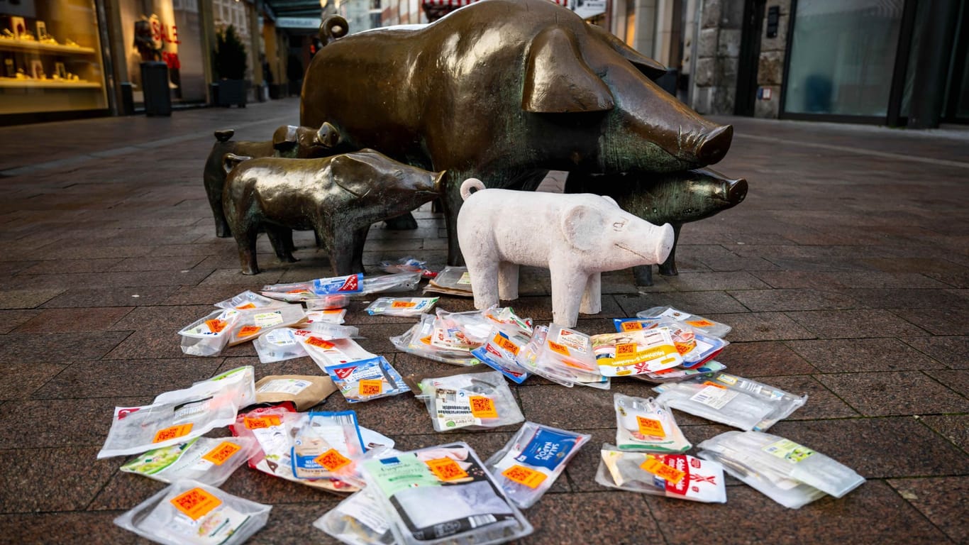 Ein anonyme Künstler hat in der Sögestraße neben der Skulptur "Hirt mit Schweinen" ein weiteres Schwein aufgestellt und Verpackungen von Fleischprodukten verteilt.