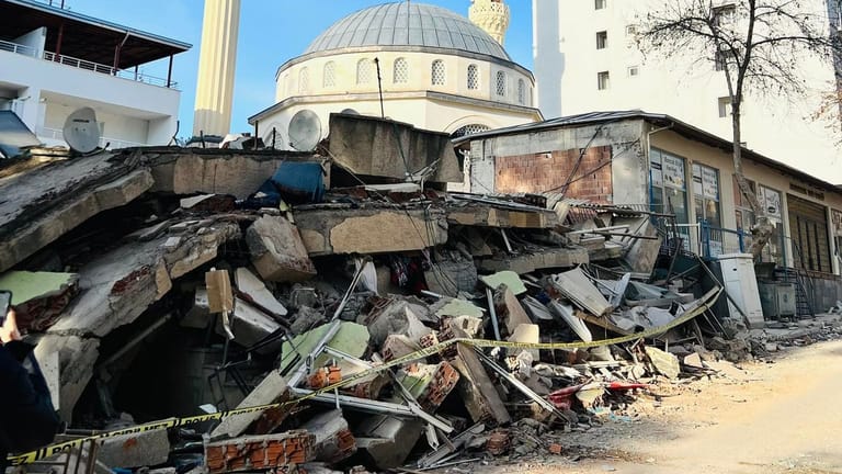 Ein zusammengestürztes Gebäude im Zentrum von Pazarcık.