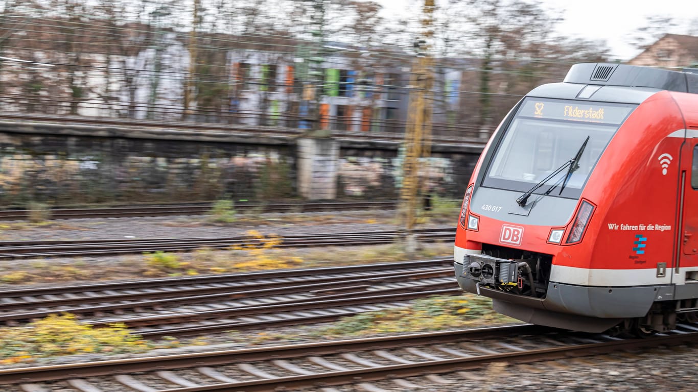 Die S2 auf ihrem Weg durch Stuttgart (Symbolbild): Einem S-Bahn-Fahrer ist kürzlich der Kragen geplatzt, das Video ging viral.