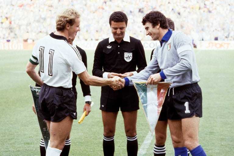 Vor dem WM-Finale 1982 mit Italiens Torwart-Grande Dino Zoff. Deutschland verlor das Endspiel 1:3, Rummenigge blieb ohne Tor.