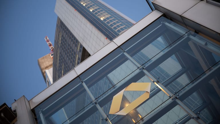 Commerzbank-Tower im Morgenlicht (Symbolbild): Die Commerzbank wird wieder im Börsenindex Dax geführt.