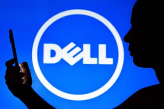 Dell-Logo mit einer Person mit Handy: Die hohe Inflation und unsichere wirtschaftliche Aussichten trüben die Kauflaune.