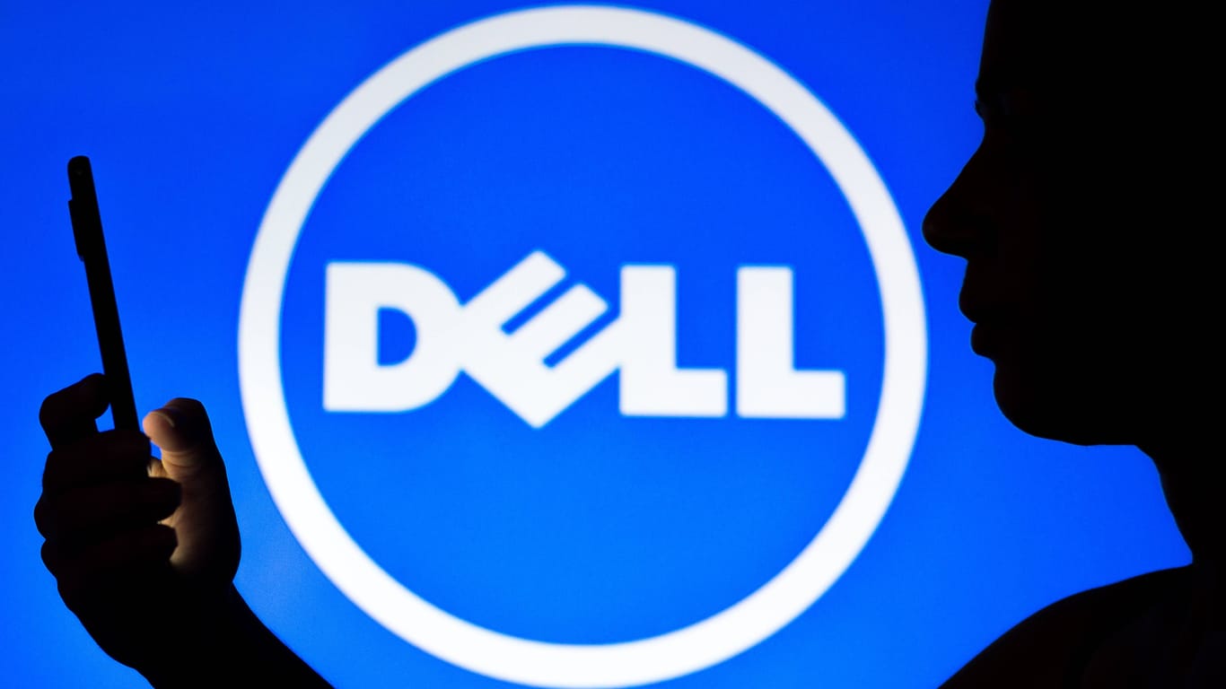 Dell-Logo mit einer Person mit Handy: Die hohe Inflation und unsichere wirtschaftliche Aussichten trüben die Kauflaune.