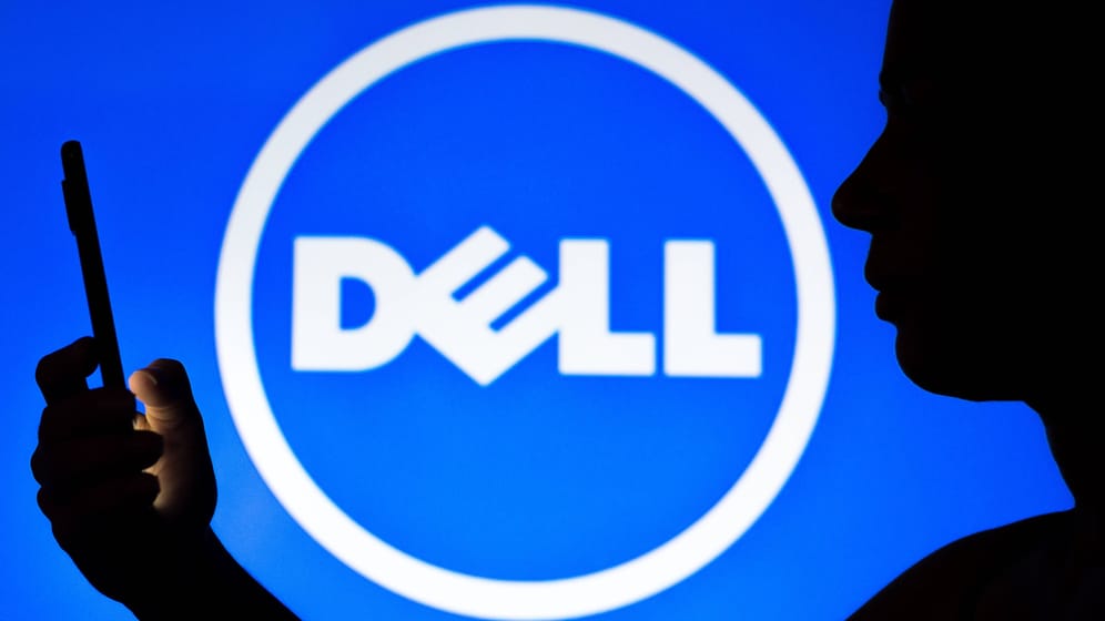 Dell-Logo mit einer Person mit Handy: Die hohe Inflation und unsichere wirtschaftliche Aussichten trüben die Kauflaune.