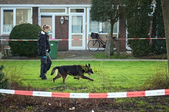 Ermittlungen am Tatort in Delft: Eine Person starb, zwei weitere kamen verletzt in eine Klinik.