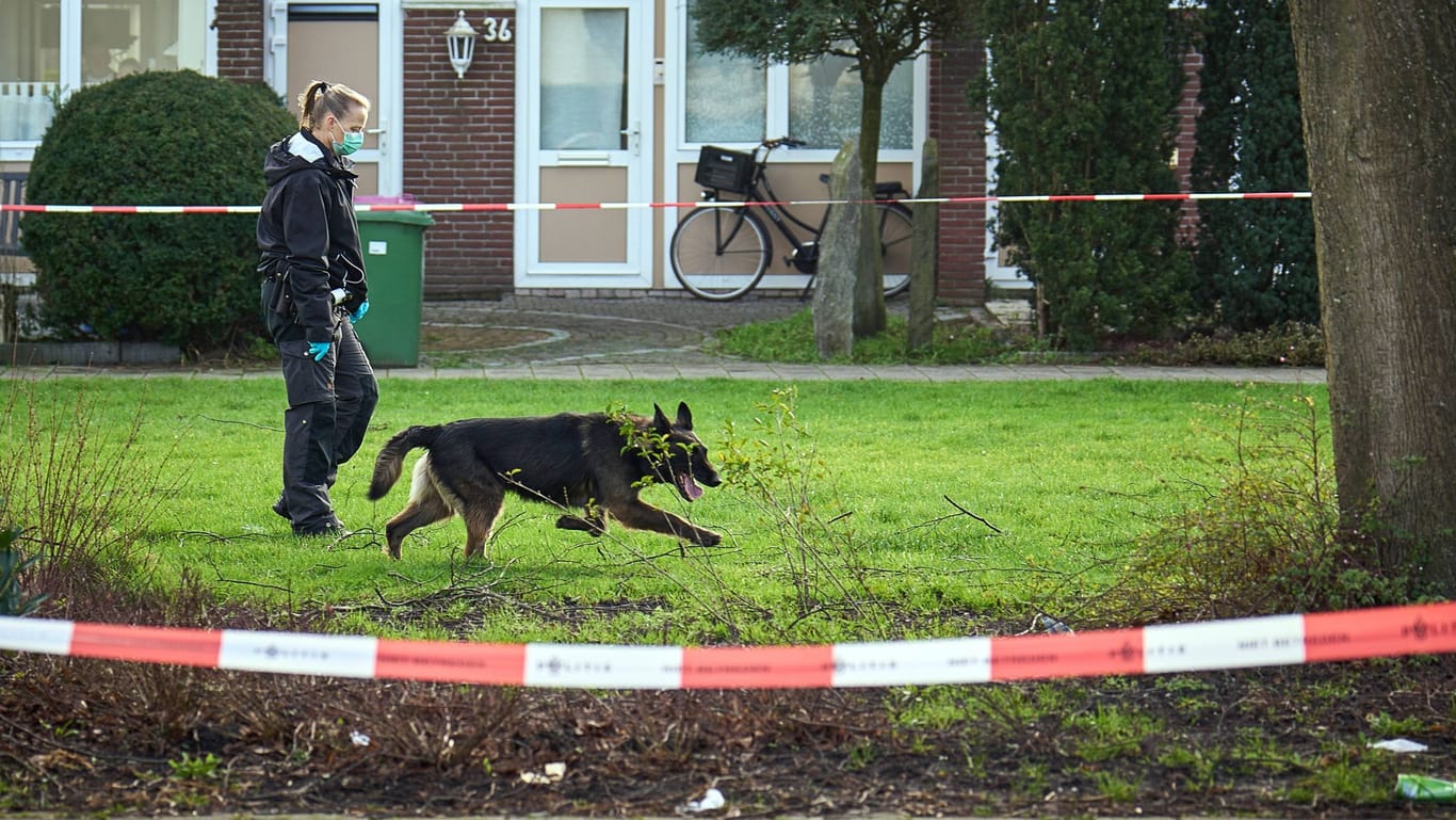 Ermittlungen am Tatort in Delft: Eine Person starb, zwei weitere kamen verletzt in eine Klinik.