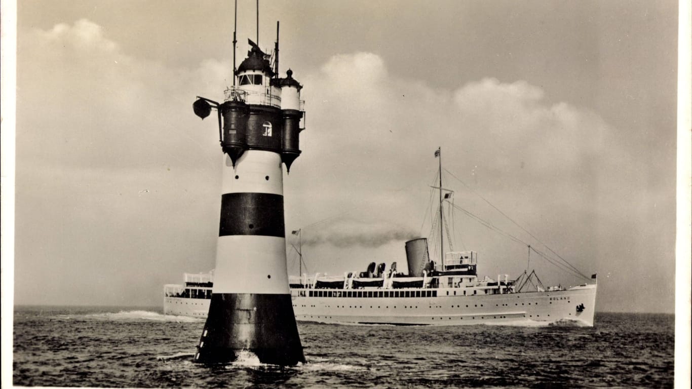 Ein Foto zeigt den Seebäderdampfer "Roland" der Norddeutschen Lloyd Bremen bei seiner Fahrt am Leuchtturm Roter Sand entlang. Das Foto stammt schätzungsweise aus dem Jahr 1935.