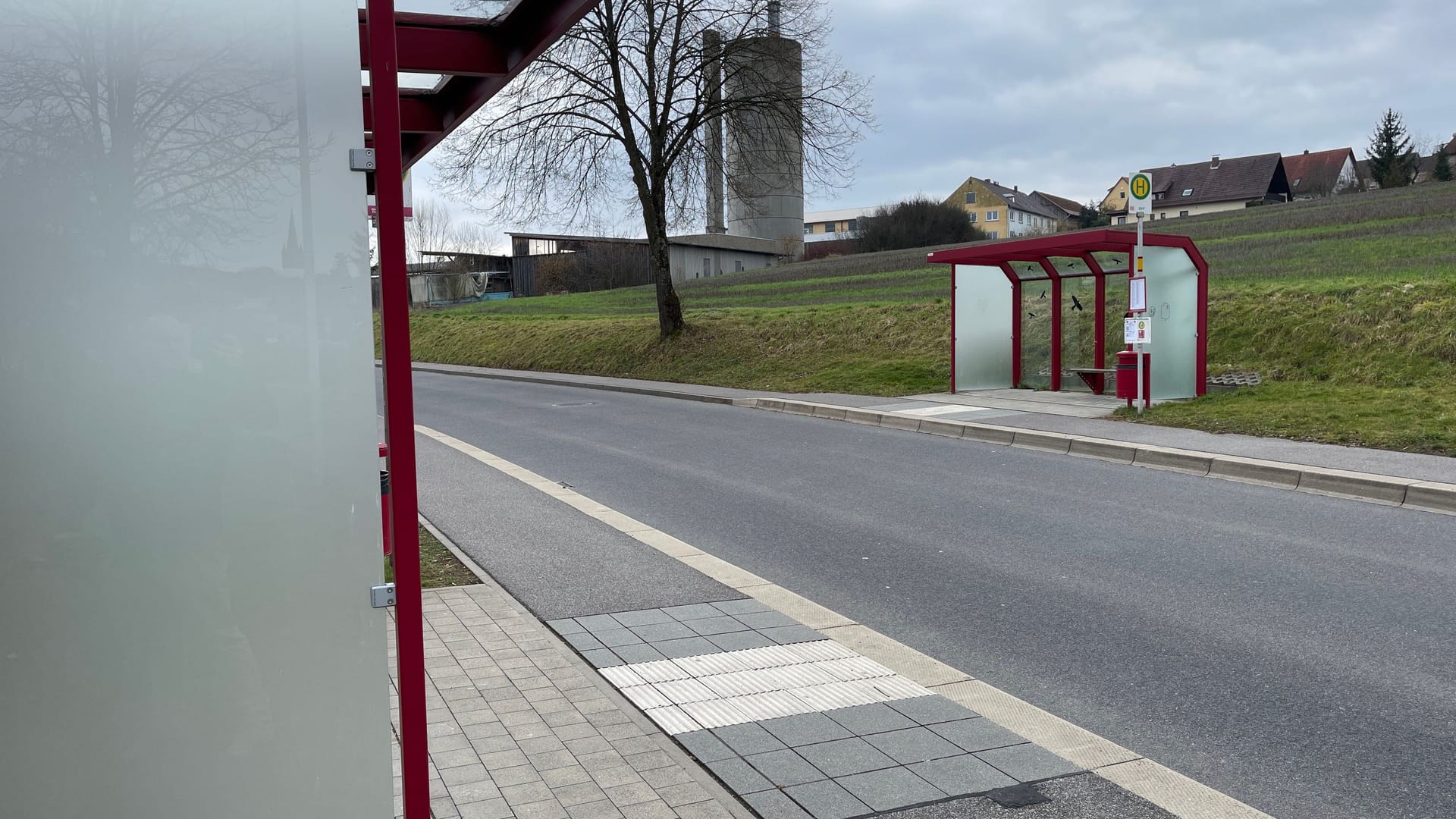 An dieser Haltestelle in Grub am Forst wartete der Flüchtige auf den Bus. Stattdessen kam die Polizei.