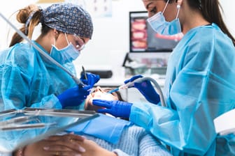 Zahnärztin bei der Arbeit (Symbolbild): Wird ein Arztbesuch für Kassenpatienten bald deutlich teurer?