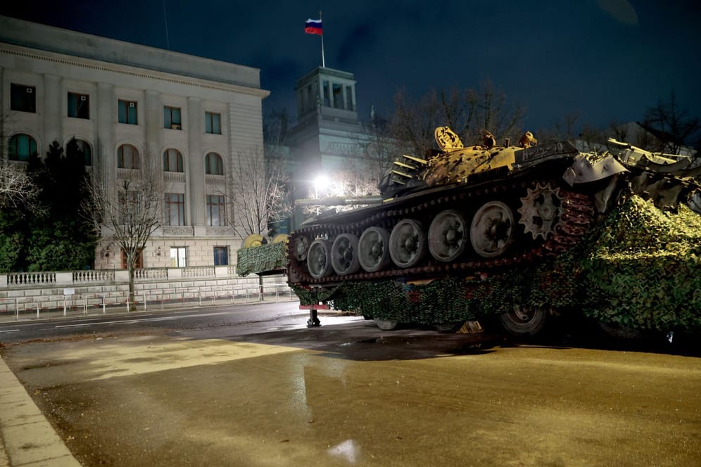 Ein in der Ukraine zerstörter russischer Panzer steht vor der Botschaft Russlands: Diese Aktion soll unsere Solidarität mit der Ukraine ausdrücken.