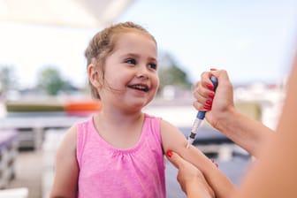 Eine Mutter spritzt ihrer Tochter Insulin: Je früher ein Typ-1-Diabetes erkannt wird, desto besser ist er behandelbar.