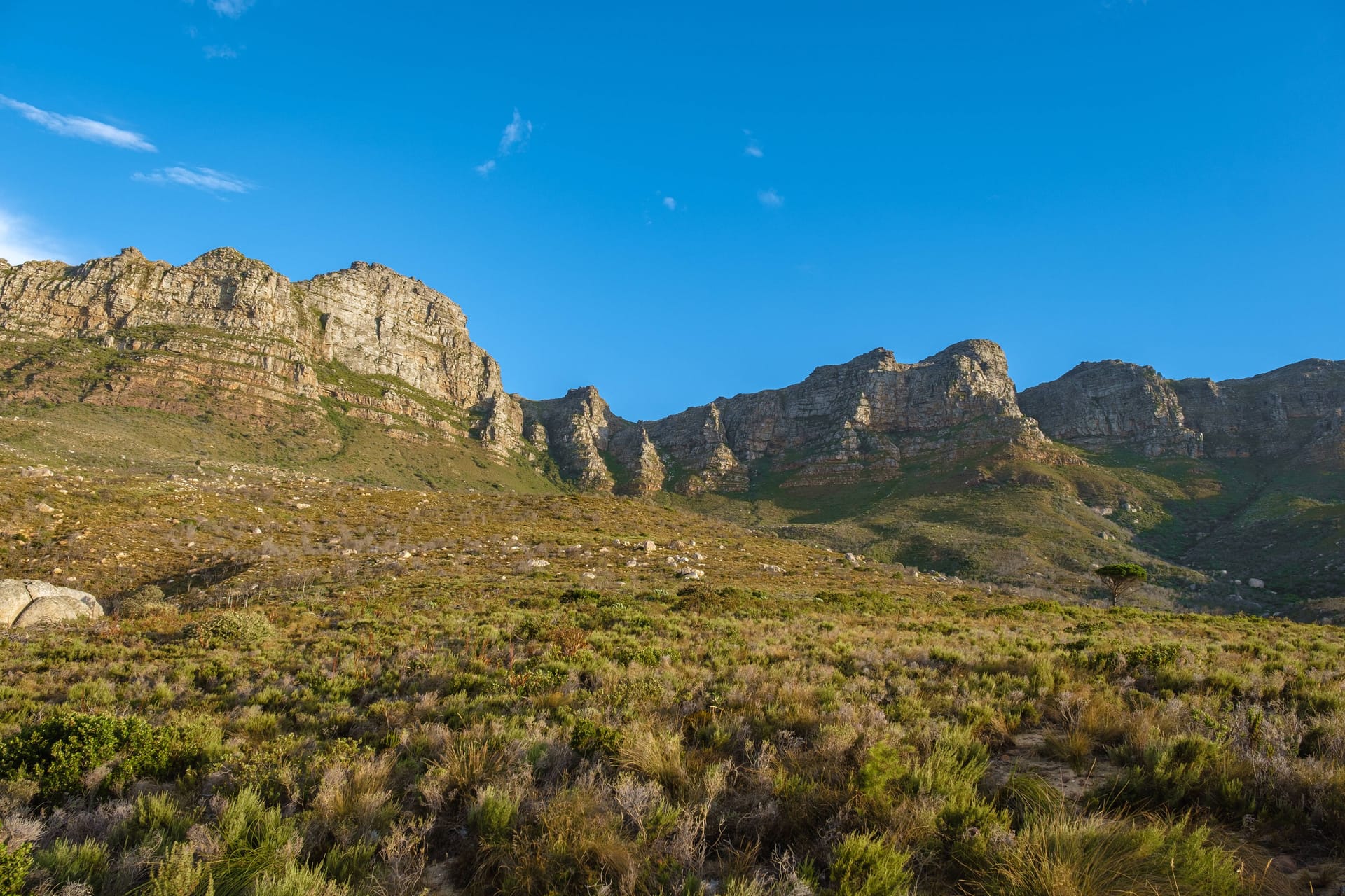 Chapmans Peak Drive auf der Kaphalbinsel in der Nähe von Kapstadt in Südafrika: Im Kapstädter Vorort Hout Bay gibt es beliebte Wanderwege, die derzeit abgesucht werden.