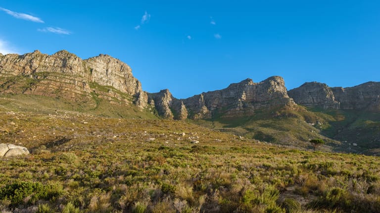 Chapmans Peak Drive auf der Kaphalbinsel in der Nähe von Kapstadt in Südafrika: Im Kapstädter Vorort Hout Bay gibt es beliebte Wanderwege, die derzeit abgesucht werden.