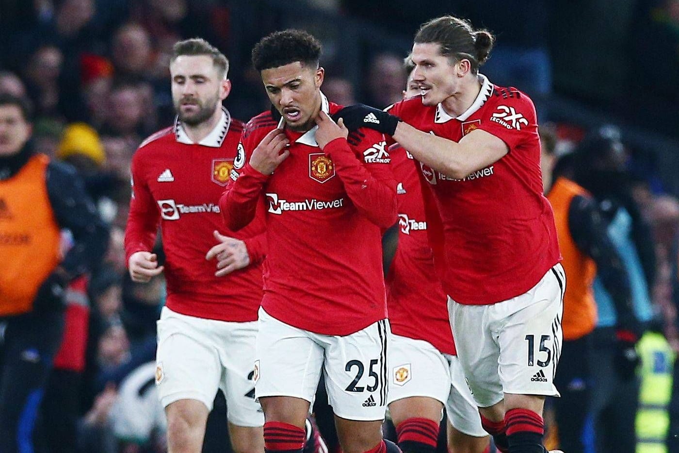 Jadon Sancho (m.) und seine Teamkollegen feiern ein Tor: Bald könnte Manchester United neue Besitzer haben.