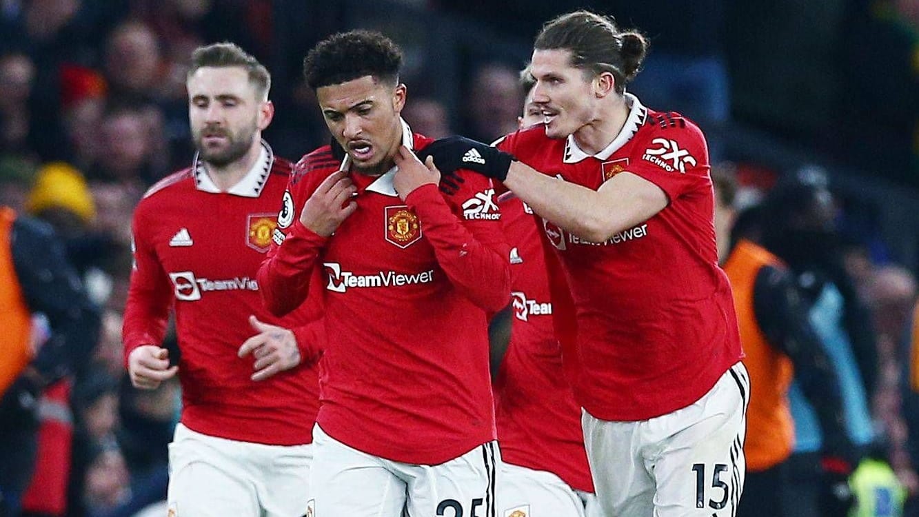 Jadon Sancho (m.) und seine Teamkollegen feiern ein Tor: Bald könnte Manchester United neue Besitzer haben. Jadon Sancho (m.) und seine Teamkollegen feiern ein Tor: Bald könnte Manchester United neue Besitzer haben.