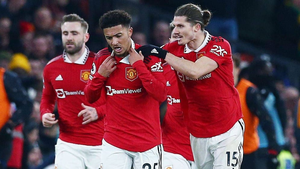 Jadon Sancho (m.) und seine Teamkollegen feiern ein Tor: Bald könnte Manchester United neue Besitzer haben.