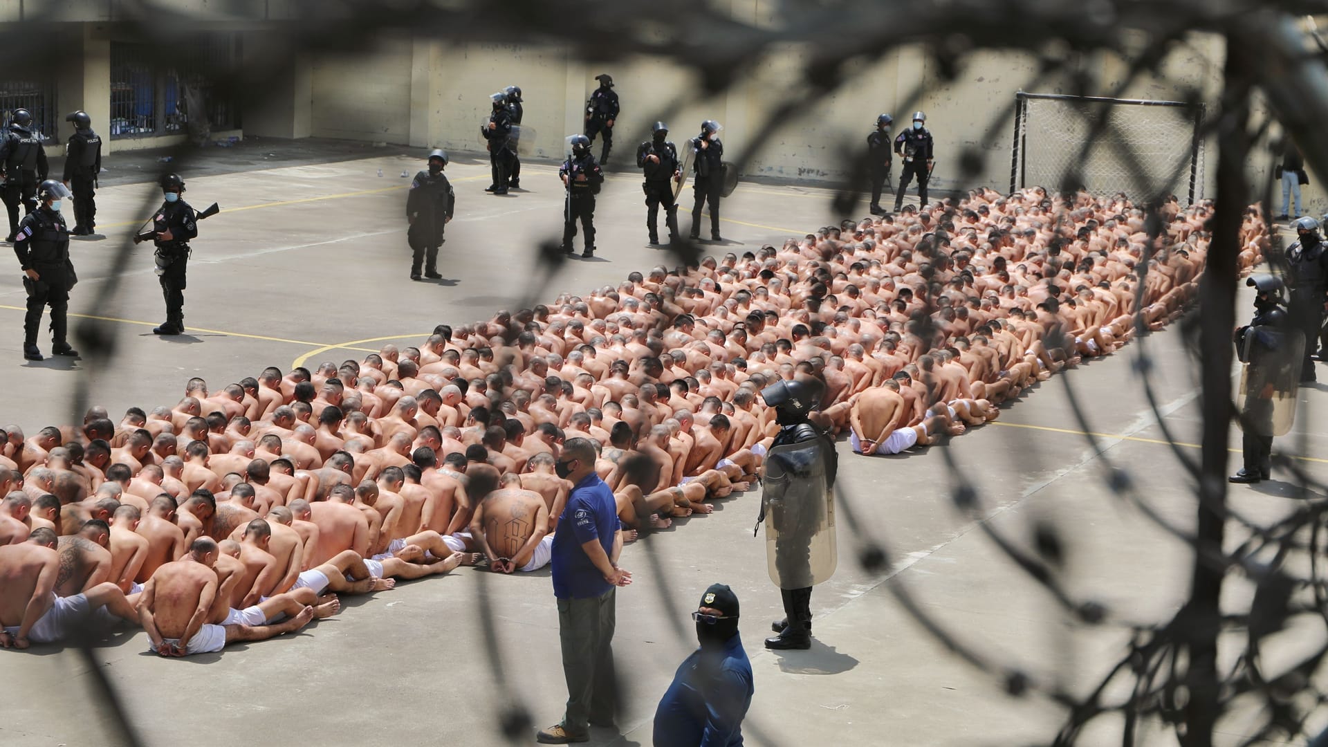 Gang-Mitglieder der Mara Salvatrucha und der Mara Barrio 18 im Gefängnis der Stadt La Libertad in El Salvador.