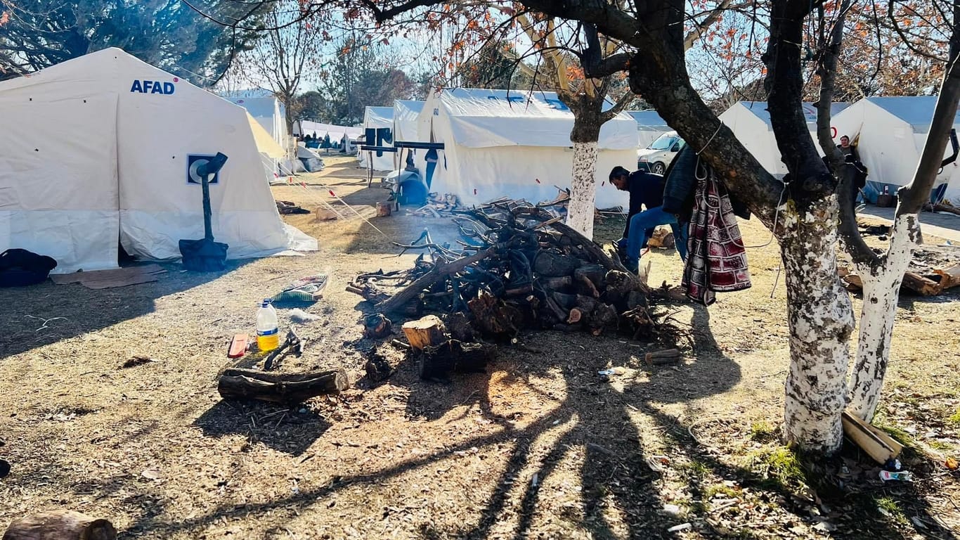 Zeltlager in Pazarcık: Ein Mann fällt Holz für die Öfen in den Zelten.