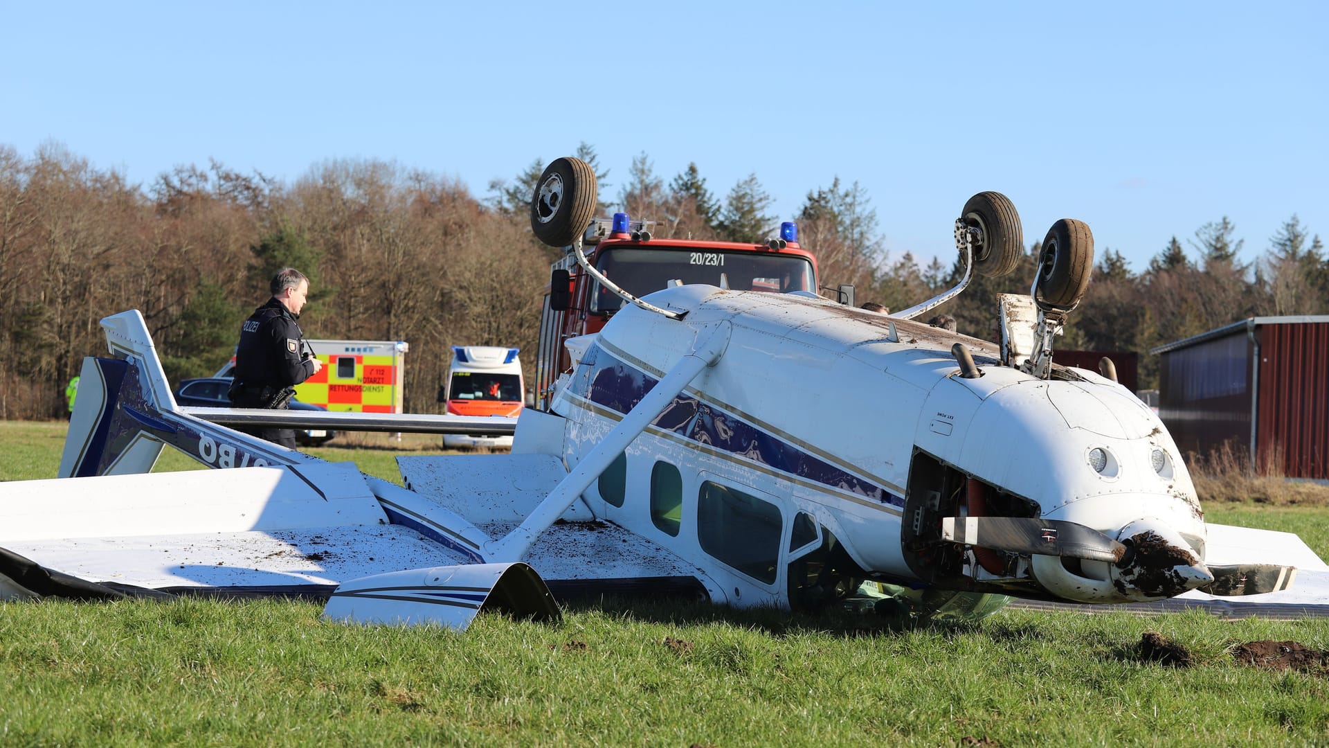Das Flugzeug liegt auf dem Dach neben dem Rollfeld: Der Pilot kam mit leichten Verletzungen davon. Das Flugzeug liegt auf dem Dach neben dem Rollfeld: Der Pilot kam mit leichten Verletzungen davon.