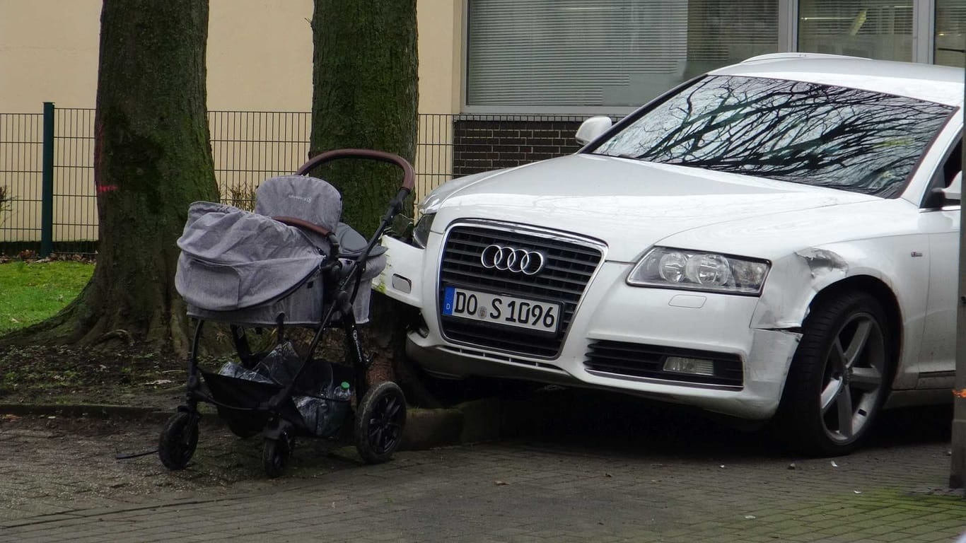 Unfall in Dortmund-Rahm: Ein Autofahrer ist in eine junge Mutter samt Kinderwagen gefahren.