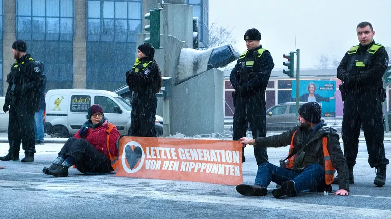 Aktivisten der "Letzten Generation" bei der Blockade in Berlin.