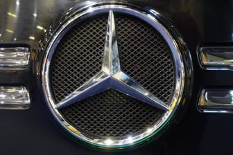 Mercedes-Logo: Laut dem Wirtschaftswissenschaftler Willi Diez setze das Unternehmen auf eine Hochrisikostrategie.