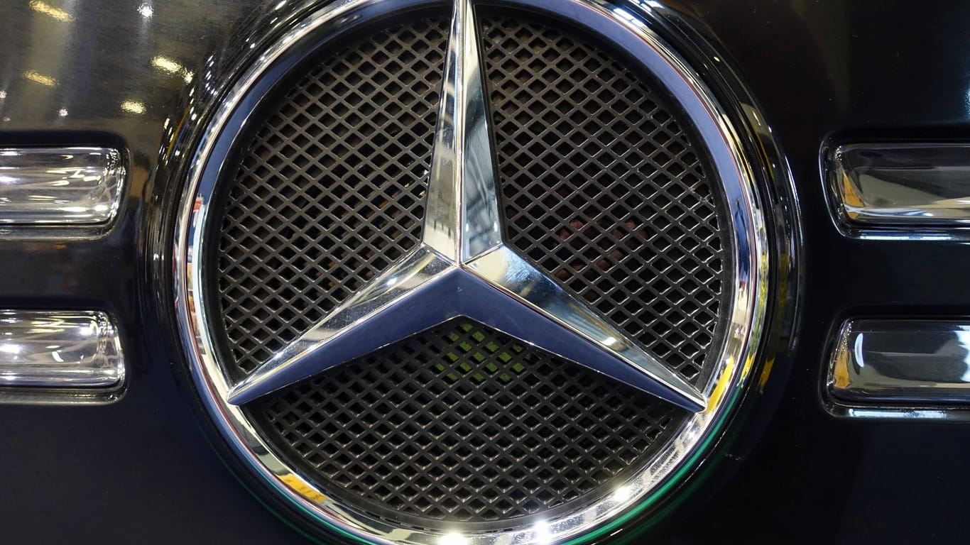 Mercedes-Logo: Laut dem Wirtschaftswissenschaftler Willi Diez setze das Unternehmen auf eine Hochrisikostrategie.