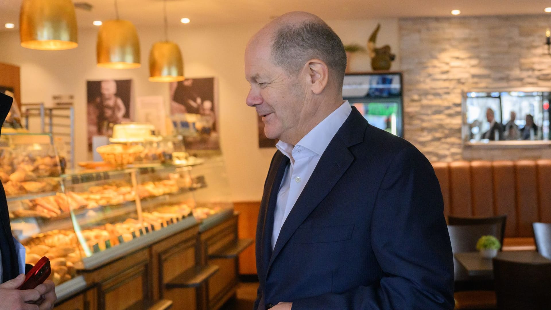 Bundeskanzler Scholz besucht Bäckerei in Hannover