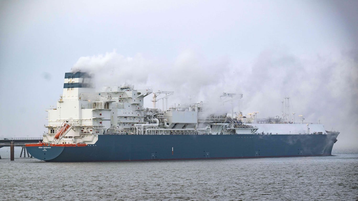 Spezialschiff "Höegh Esperanza" (Archivbild): Mit der neuen Pipeline will EWE in Wilhelmshaven angelandetes Flüssigerdgas (LNG) in den Landkreis Leer transportieren.