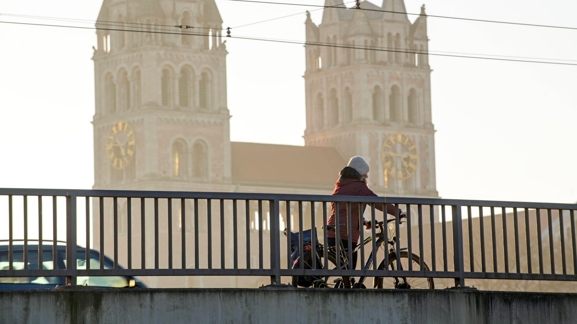 Eine Radfahrerin auf der Reichenbachbrücke in München (Symbolbild): In ihrer Verkehrsstatistik für 2022 konzentrierte sich die Münchner Polizei vor allem auf Fahrradunfälle.