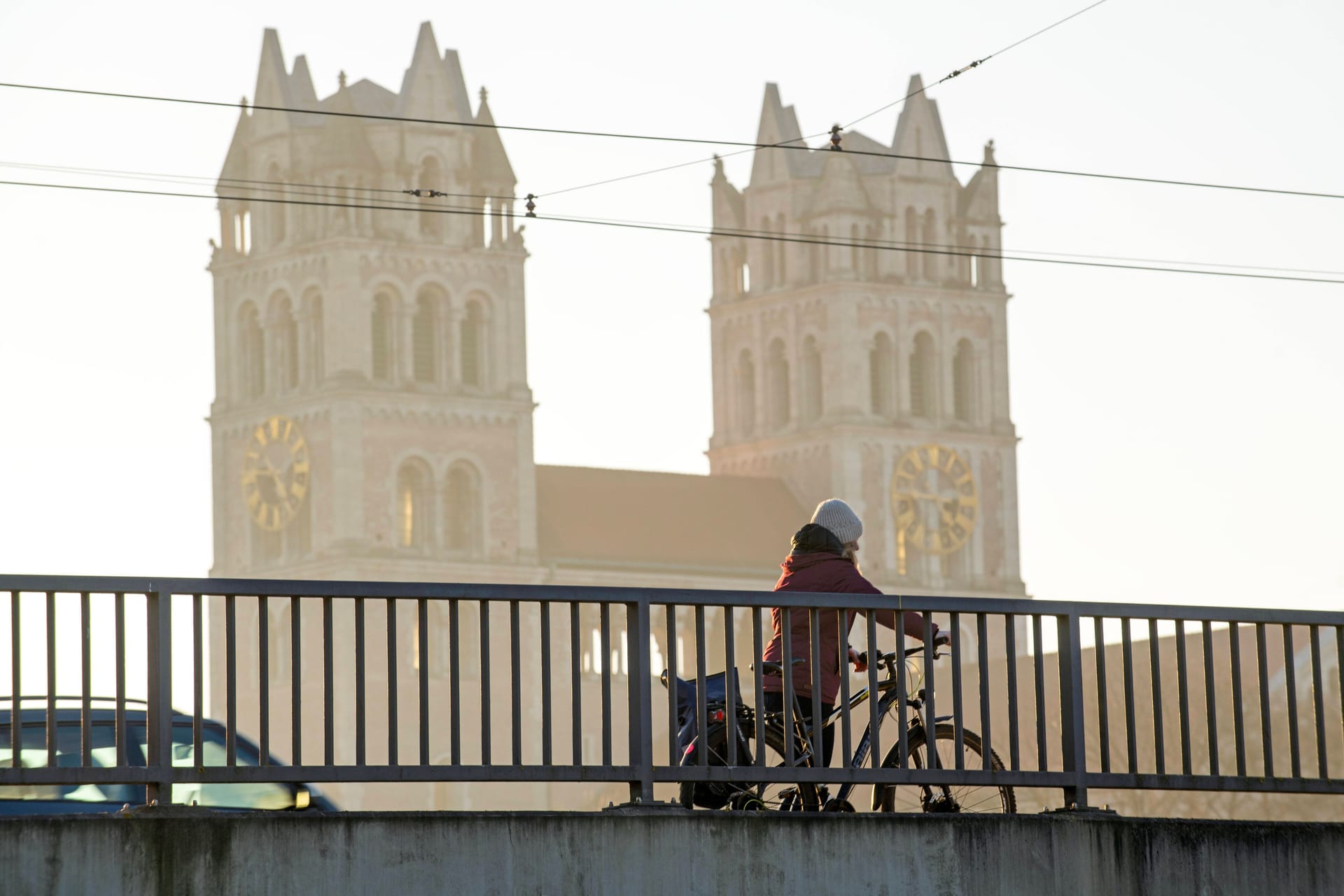 Eine Radfahrerin auf der Reichenbachbrücke in München (Symbolbild): In ihrer Verkehrsstatistik für 2022 konzentrierte sich die Münchner Polizei vor allem auf Fahrradunfälle.