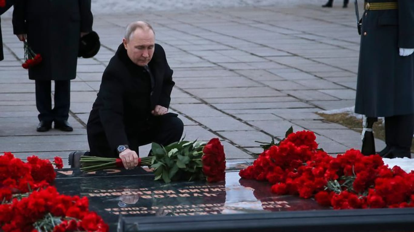 Wladimir Putin, Präsident von Russland: Zur Gedenkfeier anlässlich des 80. Jahrestages des sowjetischen Sieges in der Schlacht von Stalingrad legt Putin einen Blumenstrauß nieder.